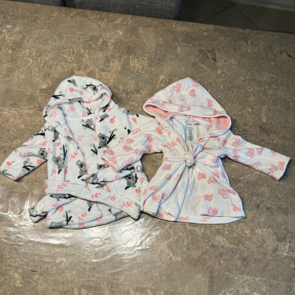 Carter’s Baby girl hooded bath robes size 0-9 months
Like new condition